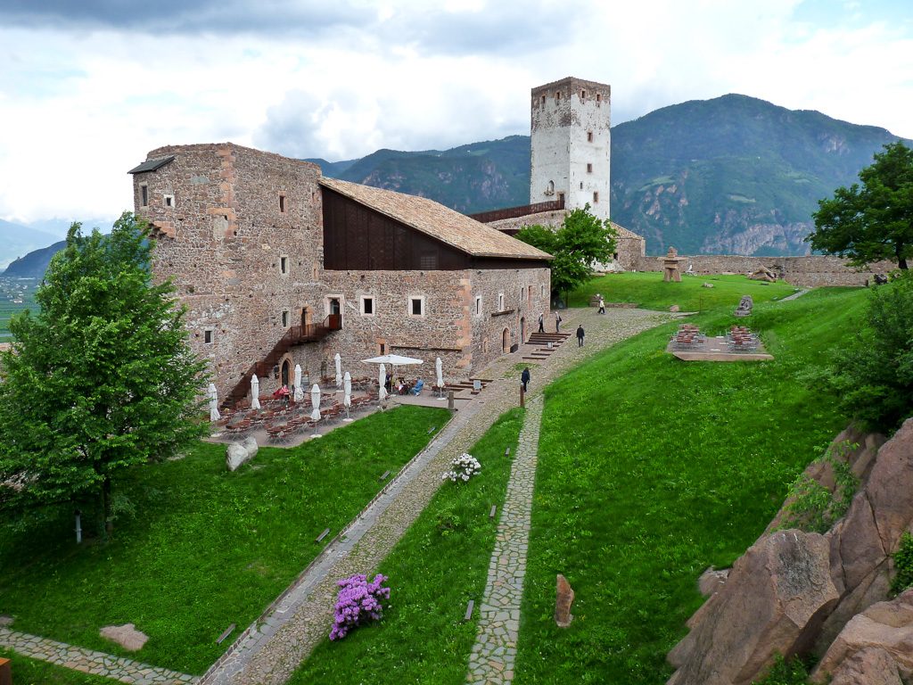 Hof mit dem weissen Turm im Schloss Sigmundskron