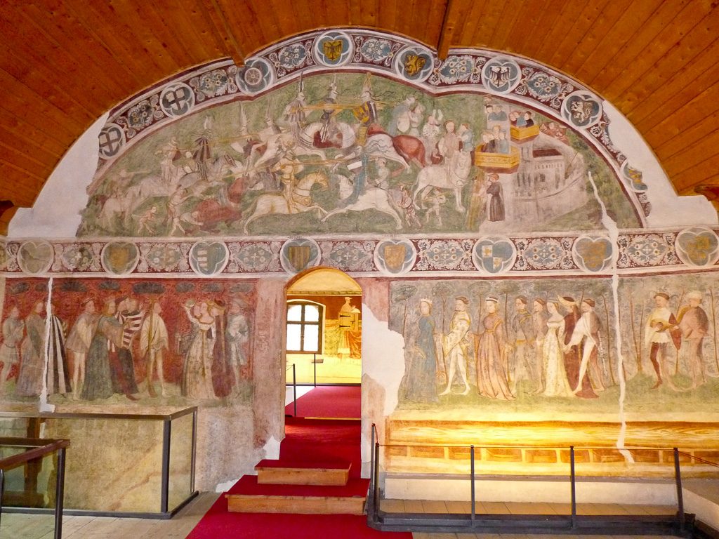 Gut erhaltene Wandgemälde des Lanzenturniers im Schloss Runkesltein
