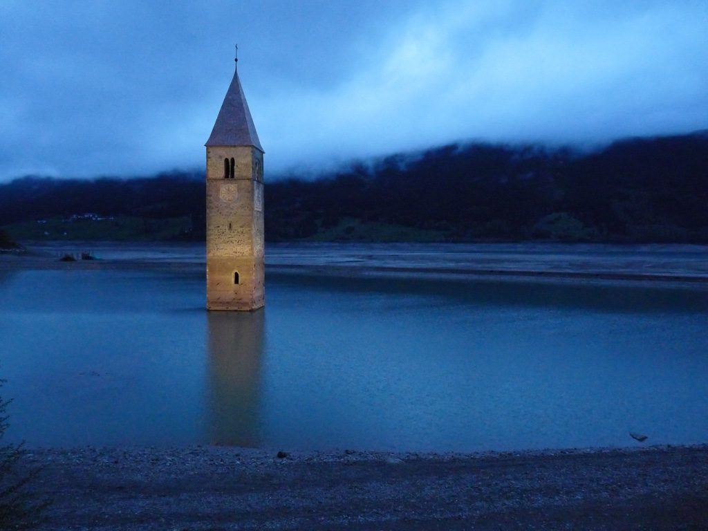Kirchturm inmitten des Reschensee