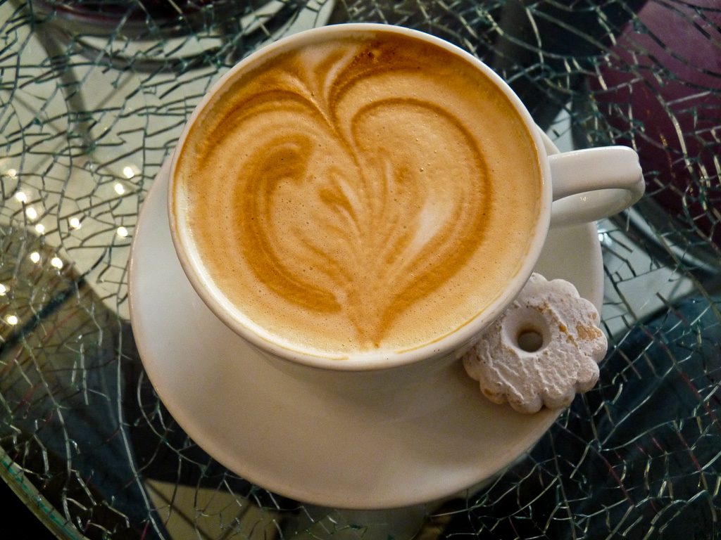 Feiner Cappuccino nach unserer Winterwanderung in Jenesien