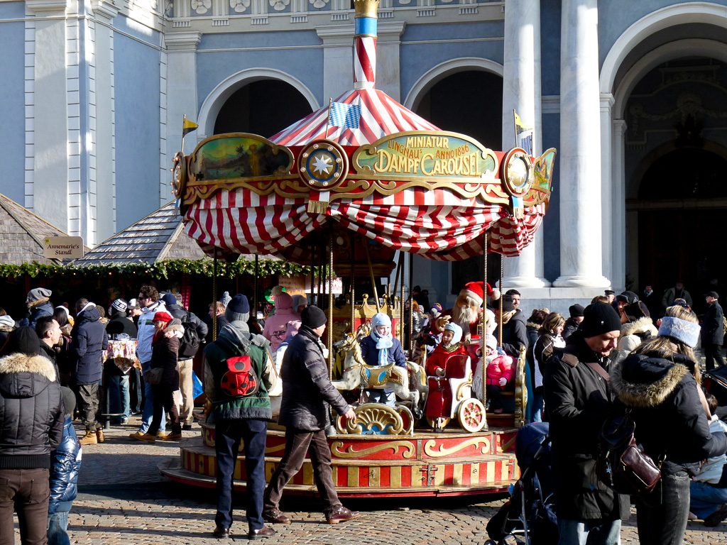 Karussell am Weihnachtsmarkt in Brixen