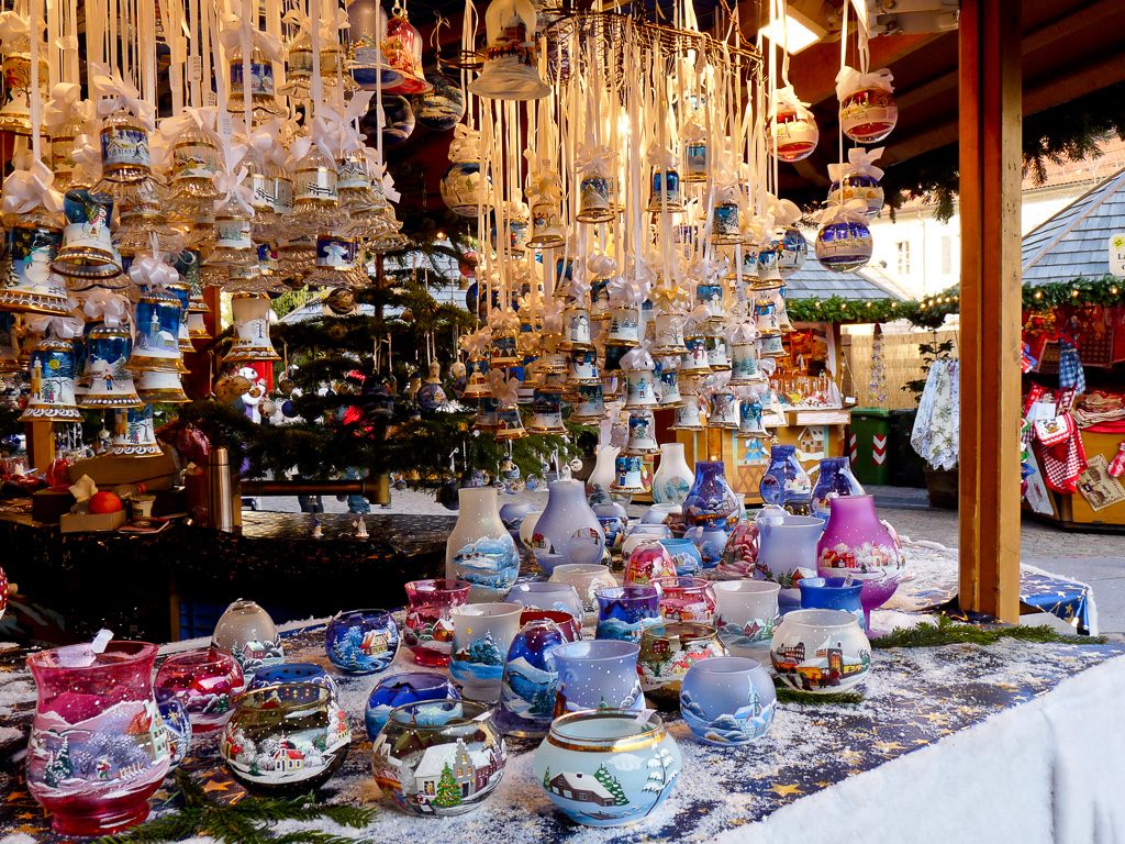 Marktstand am Weihnachtsmarkt in Brixen im Südtirol