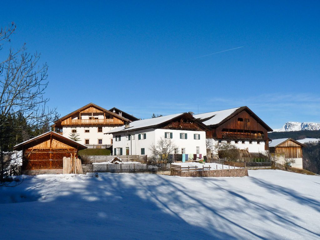 Bauernhof auf dem Weg unserer Winterwanderung in Jenesien im Südtirol