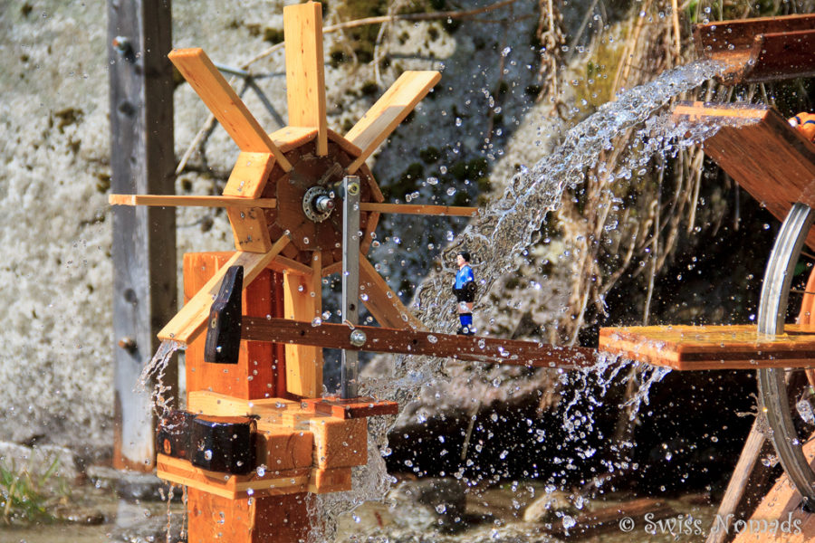 Ausgeklügeltes Wasserrad in Segnas bei Disentis
