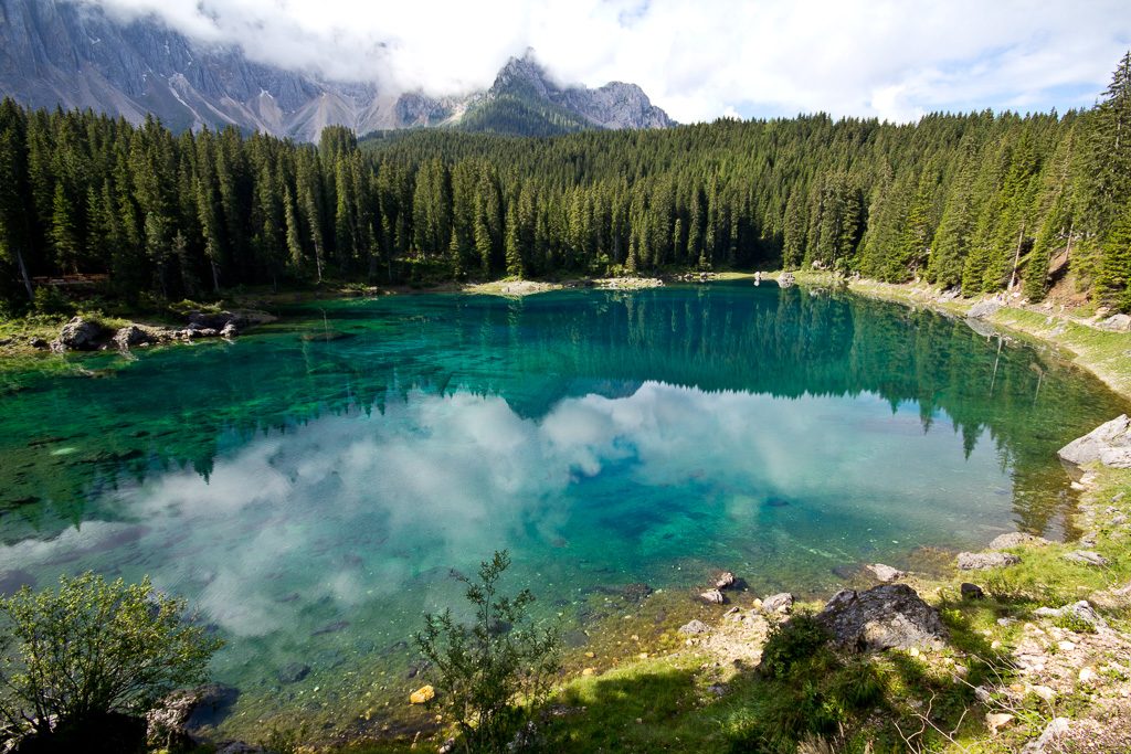 Reflektionen der Dolomiten im Karersee im Südtirol