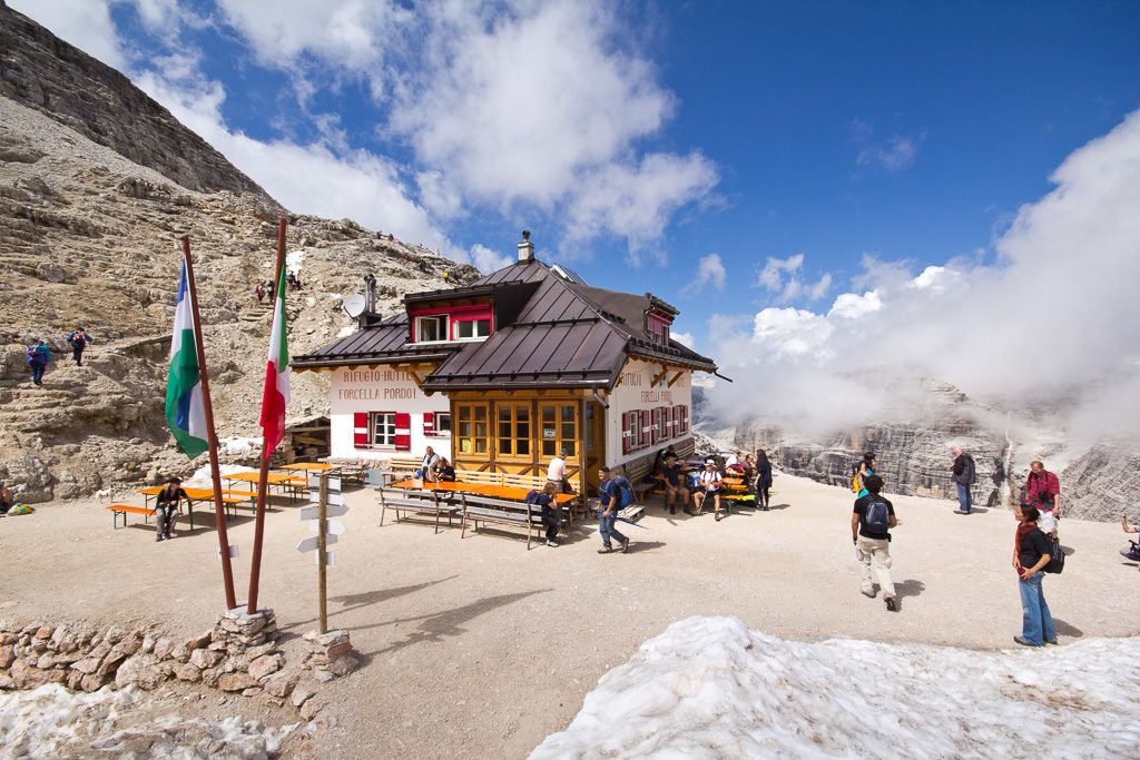 Das Rifugio Forcella Pordoi auf der Wanderung zum Piz Boe in den Dolomiten