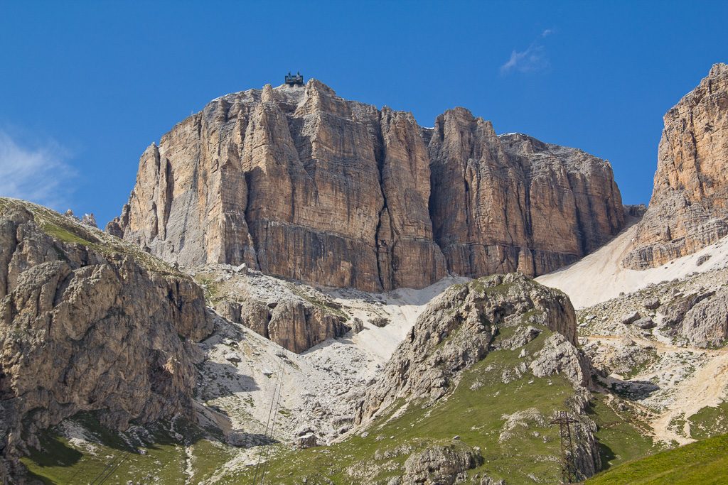 Blick vom Pordoijoch auf den Sass Pordoi in den Dolomiten