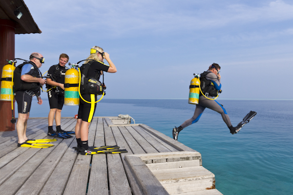 Taucher beim Sprung ins Wasser