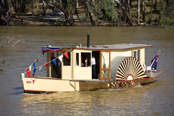 Kleines Schaufelradbetriebenes Boot auf dem Murray River