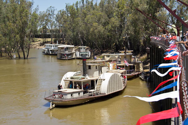 Schaufelraddampfer im historischen Hafen von Echuca