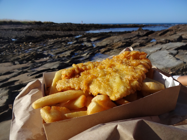 Köstliche Fish and Chips am Strand von Somerset