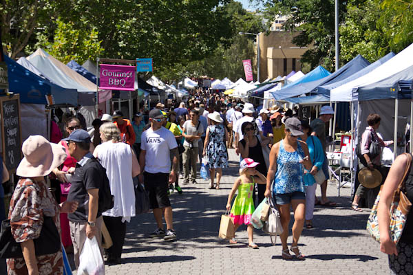 Besucher am Salamanca Markt in Hobart