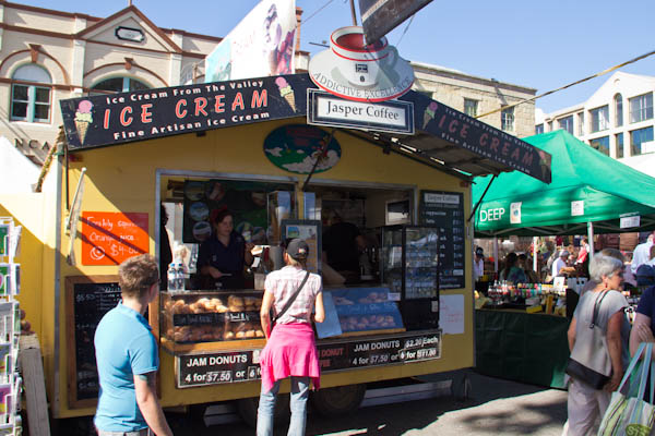 Frisch gebrauter Kaffee und Frühstück am Salamanca Markt