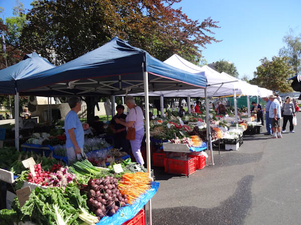 Marktstände mit frischem Gemüse