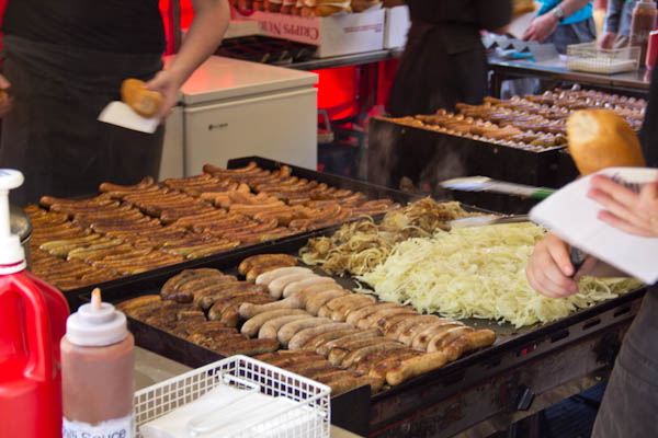 Würste und Zwiebelringe am Salamanca Markt