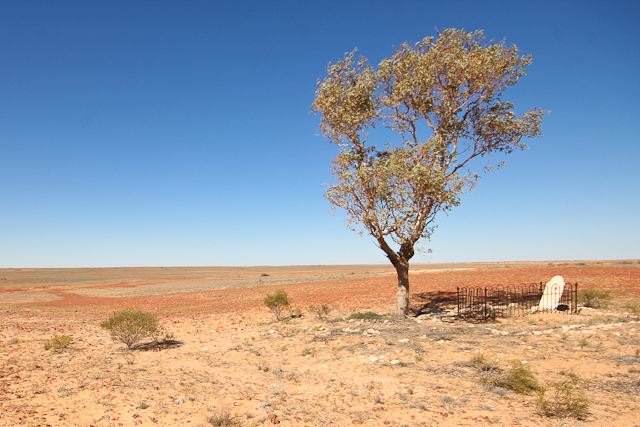 Ein einsames Grab bei den Mulka Ruinen entlang des Birdsville Tracks