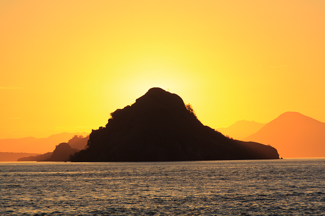 Atemberaubender Sonnenaufgang im Komodo Nationalpark 