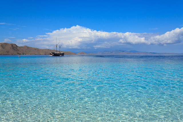 Glasklares Wasser im Komodo Nationalpark in Indonesien 