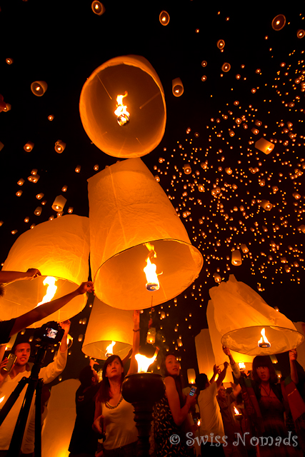 Tausende von Laternen steigen am Lichterfestival in den Himmel