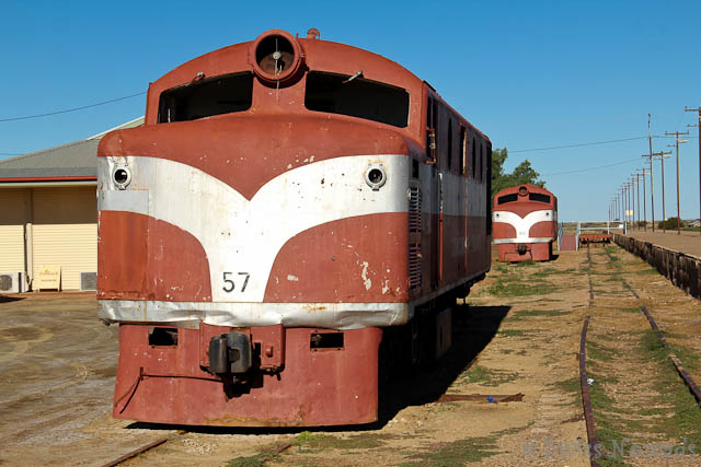 Die alten Diesellokomotiven der Ghan erinnern in Marree an die Bahnlinie