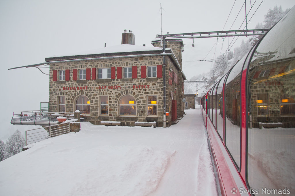 Mit dem Bernina Express im Winter bei der Alp Grüm 