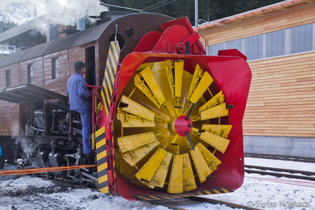 Dampfbetriebene Schneefräse der Rhätischen Eisenbahn
