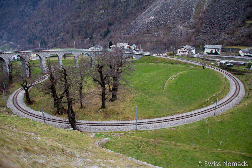 Durch das Kreis Viadukt von Brusio mit dem Bernina Express