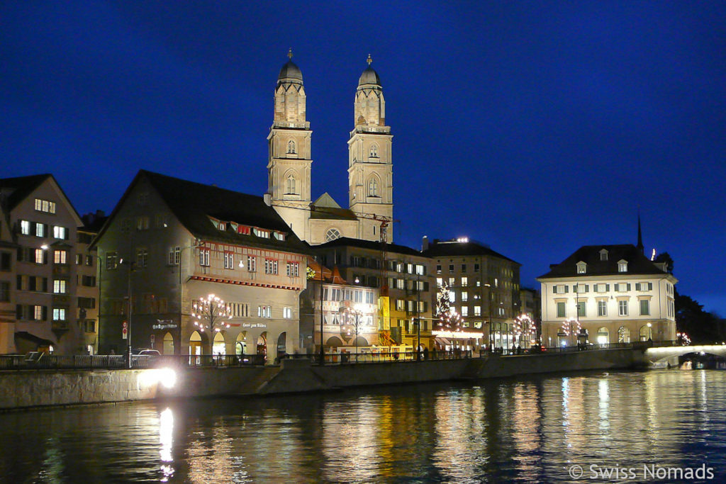 Schöne Schweizer Stadt Zürich in der Nacht