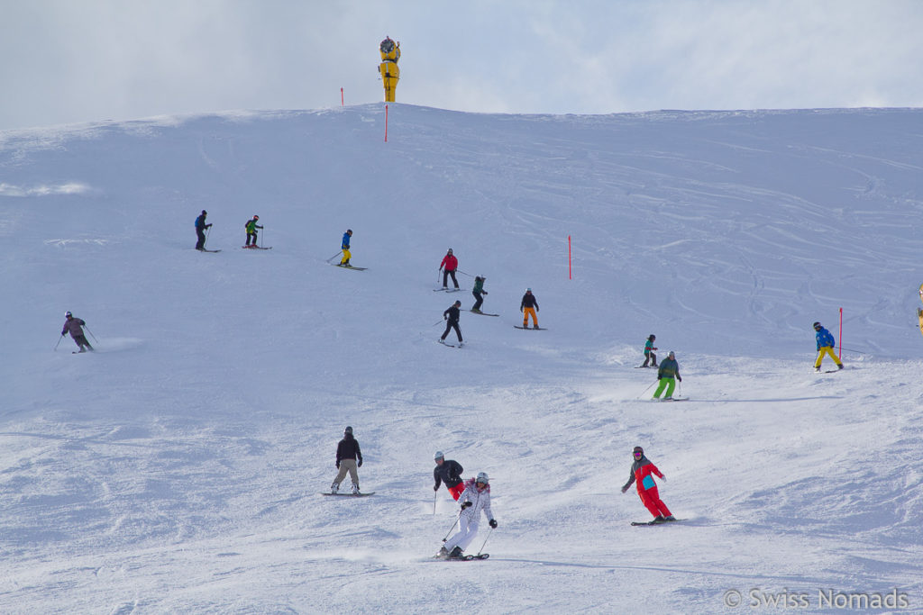 Wandern entlang der Skipiste in Arosa