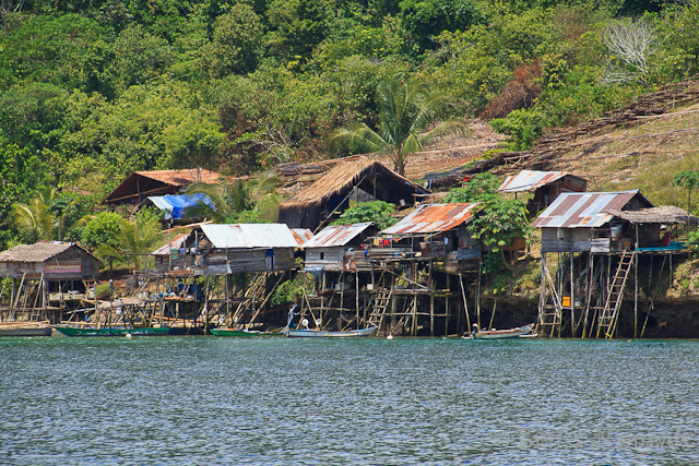 Einfache Häuser eines Fischerdorfes in Raja Ampat