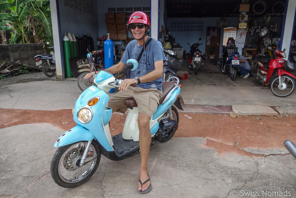 Marcel mit Roller in Chiang Rai