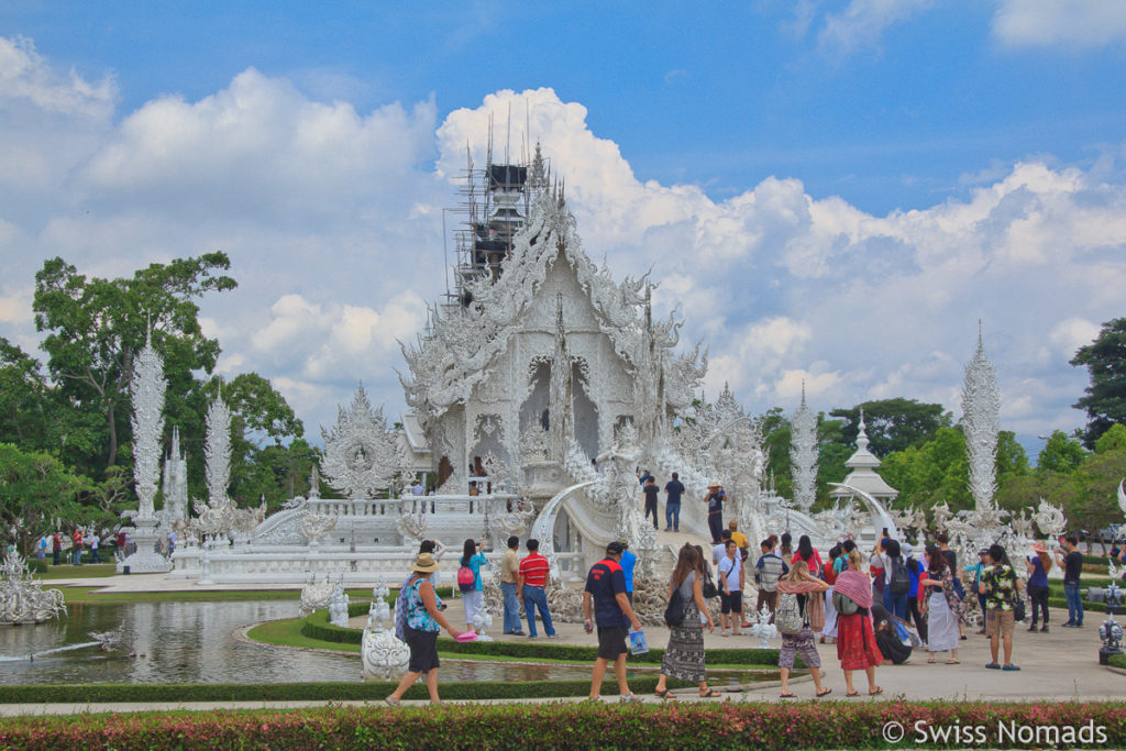 Besucherstrom am Weissen Tempel in Chiang Rai 