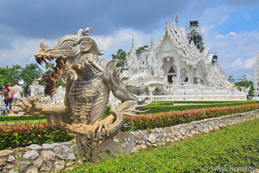 Weisser Tempel in Chiang Rai mit Drache 
