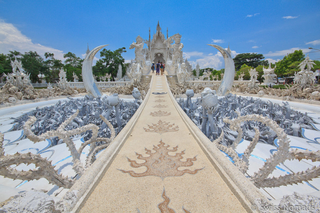 Weg zum Weissen Tempel in Chiang Rai