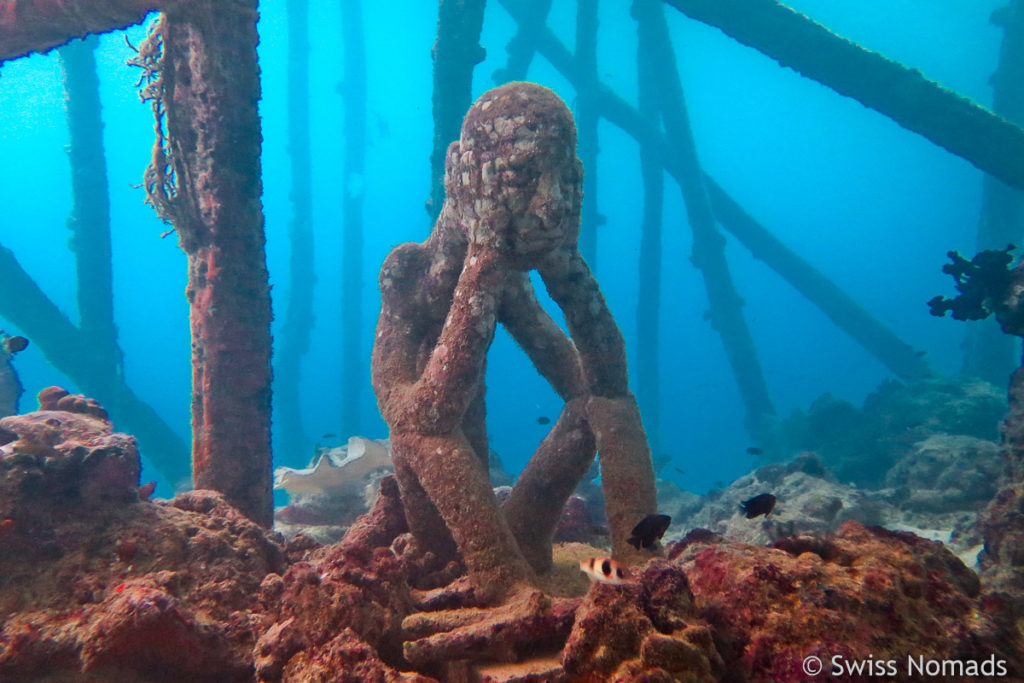 Skulpturen unter dem Steg von Raja4Divers