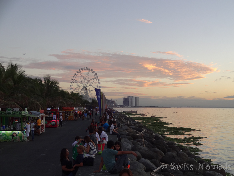 Bei der Mall of Asia in Manila