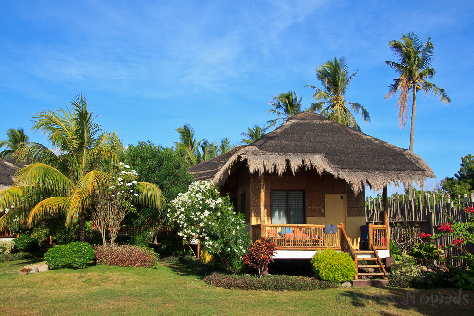 Die Bungalows des Liquid Dumaguete liegen in einer schönen Grünanlage am Meer