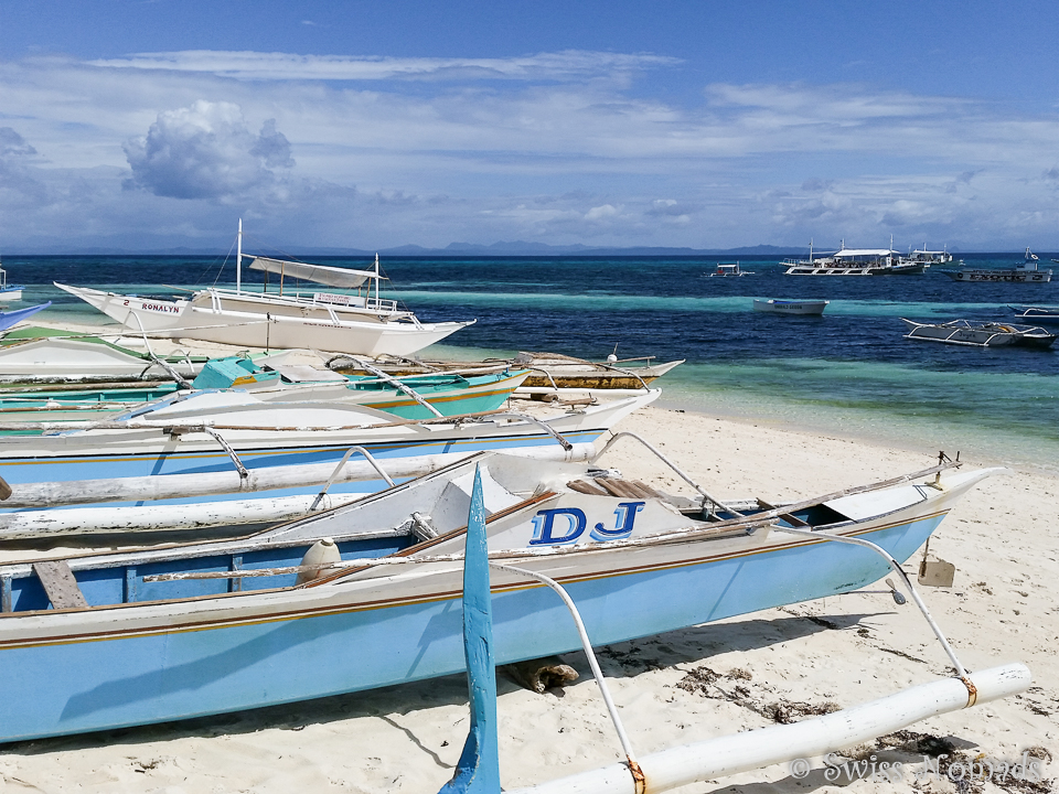 Typische Philippinische Fischerboote am Strand von Malapascua
