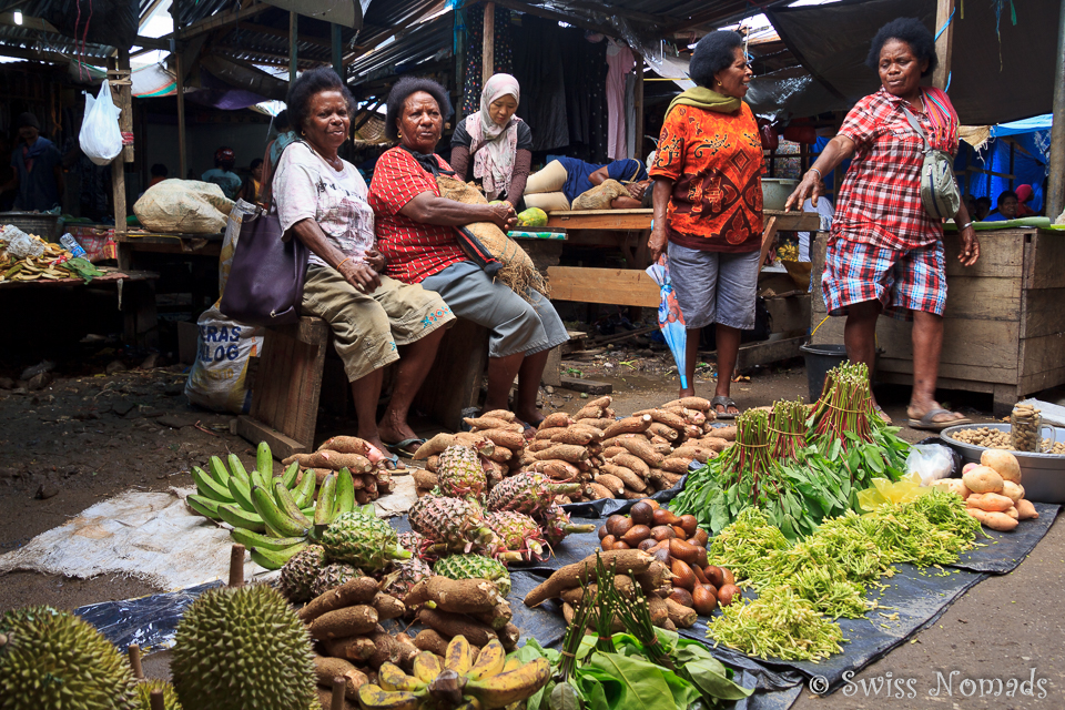 Auf dem Markt in Sorong werden lokale Frischwaren angeboten