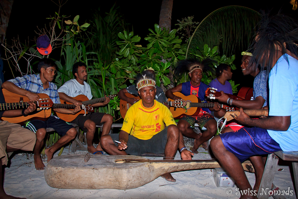 Die Menschen von Raja Ampat sind sehr musikalisch. Instrumente bauen sie oft selber