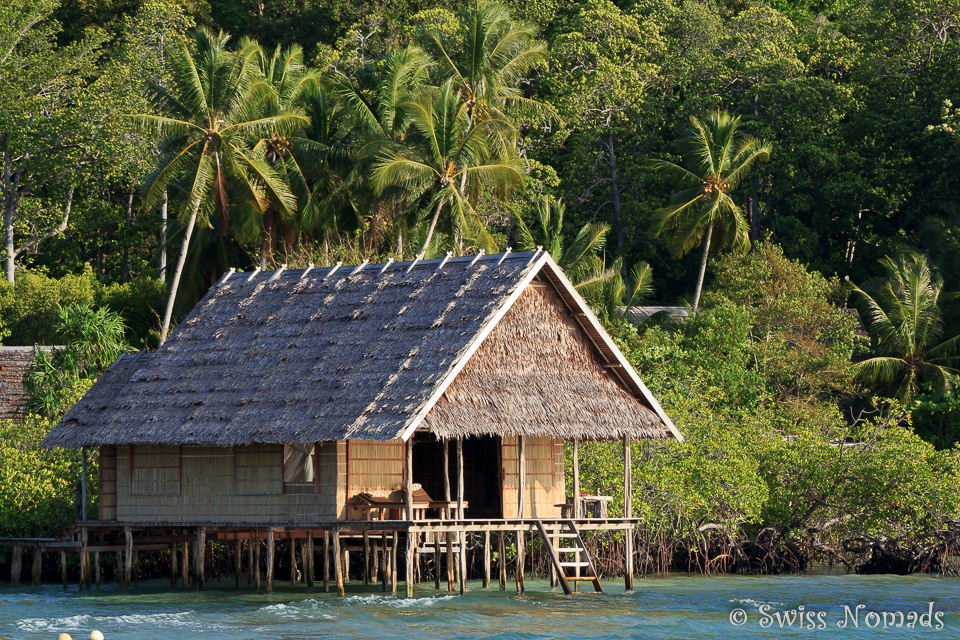 Typisches Bungalow in den Resorts in Raja Ampat