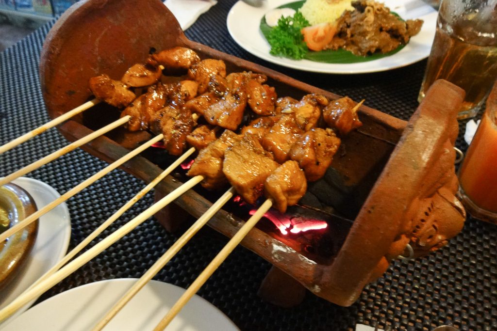 Die Chicken Satay im Restaurant Downown in Sanur