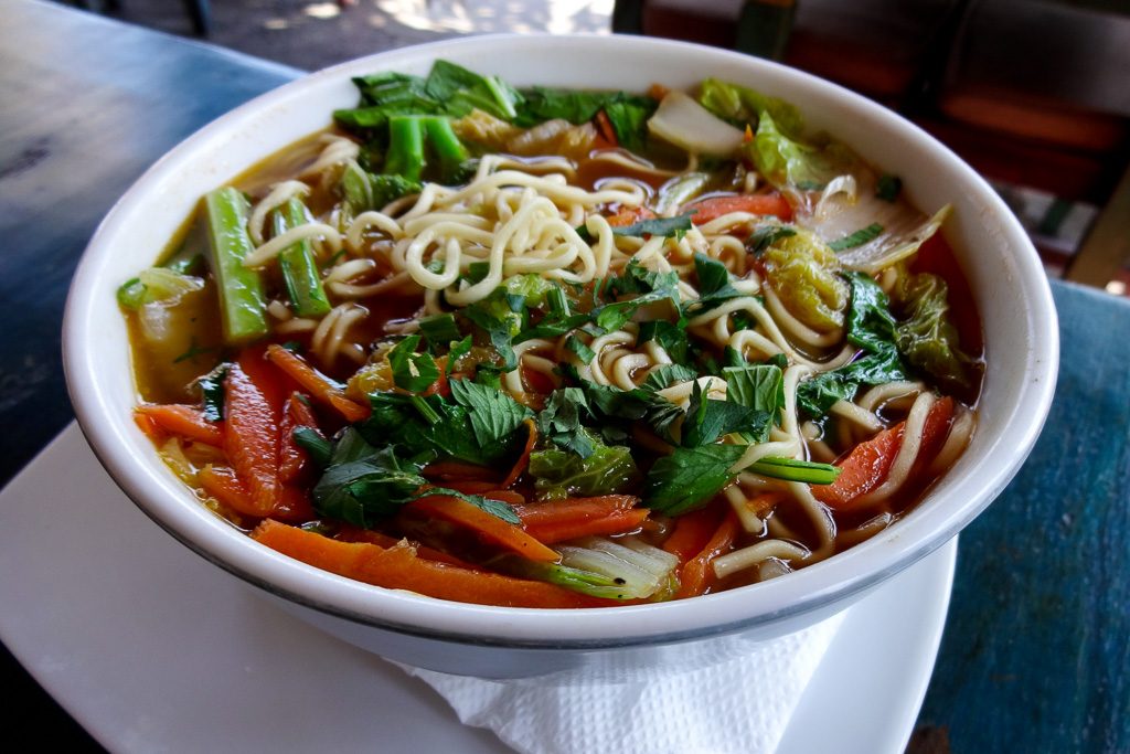 Leckere Nudelsuppe in einem der vielen Restaurants in Sanur