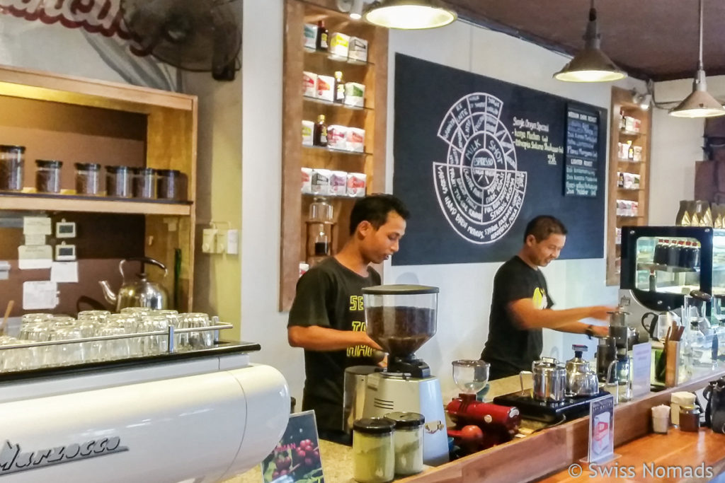 Baristas am arbeiten im Seniman Coffee Studio in Ubud