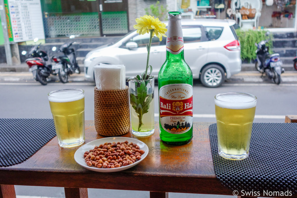 Aussicht auf die Hauptstrasse von Ubud im Warung Rococo