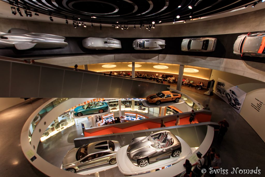 Viel Dynamik im Mercedes-Benz Museum in Stuttgart