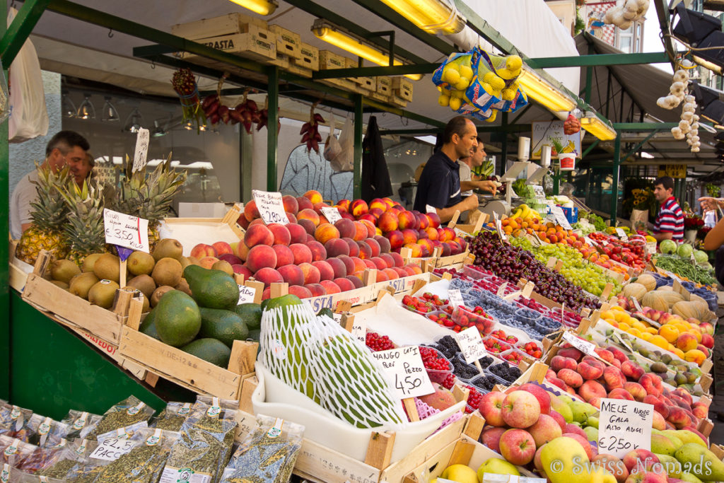 Der Frischwarenmarkt auf der Piazza delle Erbe in Bozen