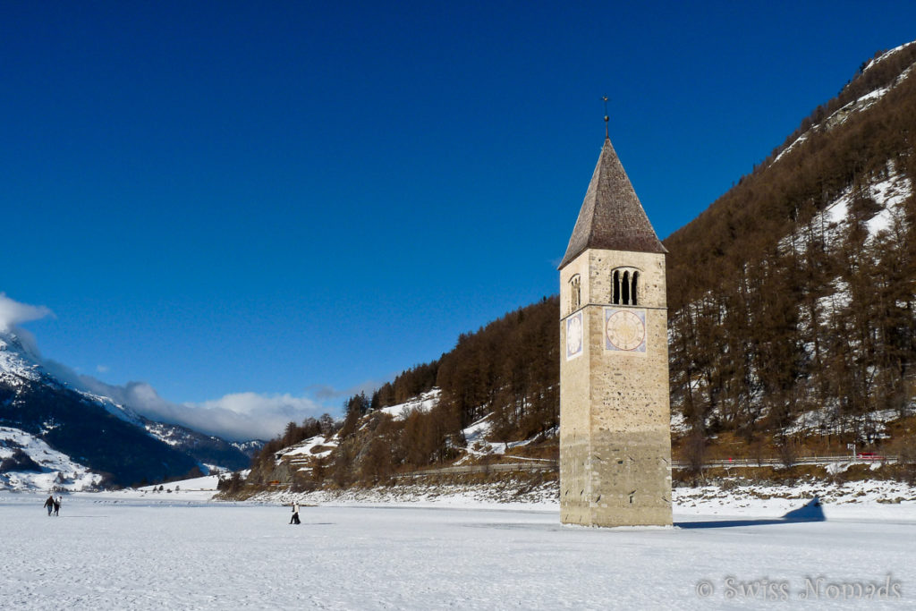 Der Kirchturm inmitten des Reschensees auf dem Weg ins Südtirol