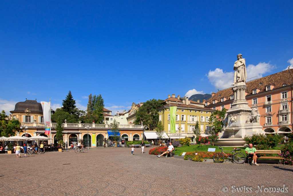 Der Waltherplatz in Bozen ist umringt von Cafés und Restaurants