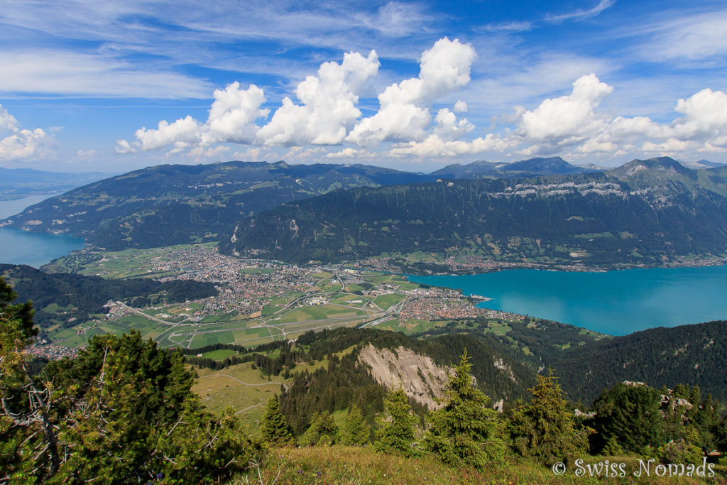 Aussicht vom Aussichtspunkt Daube auf den Thunersee und den Brienzersee